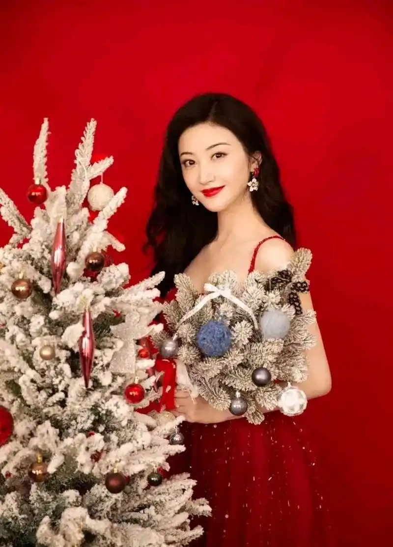 景甜红色吊带裙 气质美得动人心弦.