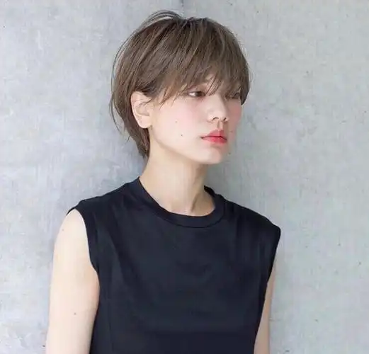 日系短发女生撇耳短发