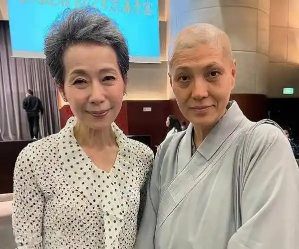 香港知名女星近照显沧桑,身材消瘦黑眼圈重,看破红尘