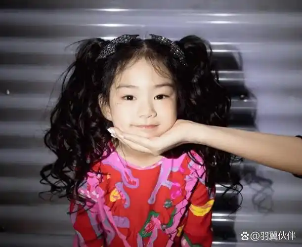 戚薇和李承铉一家四口在香港迪士尼庆祝女儿lucky的生日,lucky今年