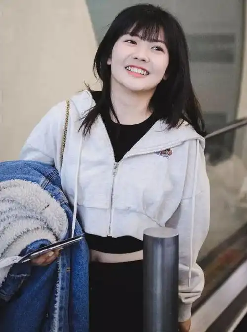 一米五女生学学赖美云,露脐装要两件一起穿,矮个也有大长腿