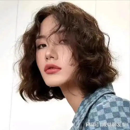 超a短发烫发来了个性十足让你在人群中脱颖而出