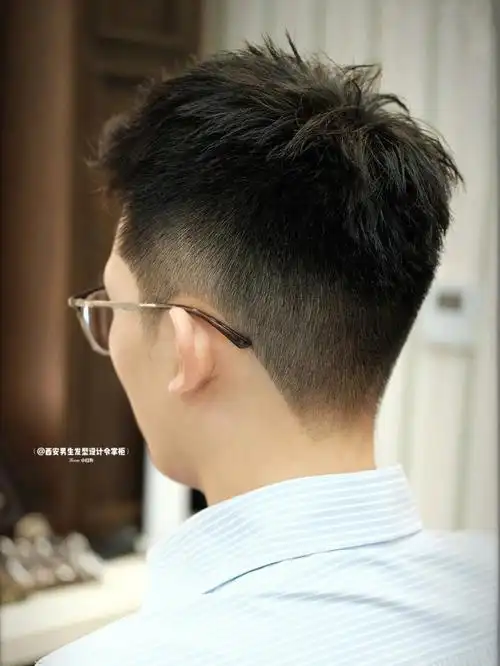 男士发型参考|一定要尝试一次的超帅短发今天这款发型非常干练,好打理