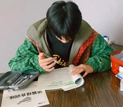 时代少年团一大半都是重庆人,届时还能组团去上学,肯定会成为学校一种