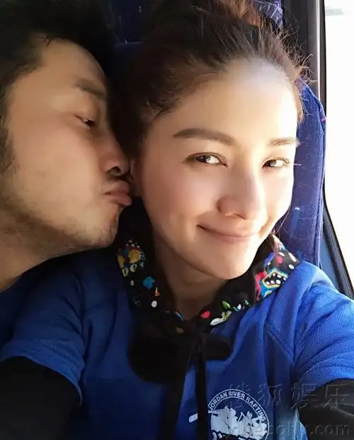 胡可沙溢深约旦玩漂流只 夫双妻恩爱献吻秀甜蜜