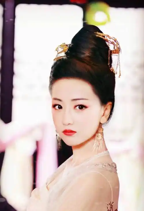 且不论剧好不好看,杨蓉在这部剧里的扮相也是很还原了唐代的审美.