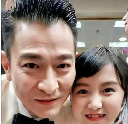 最近啊,刘德华的女儿可真是火了一把,大家都特别关注她.