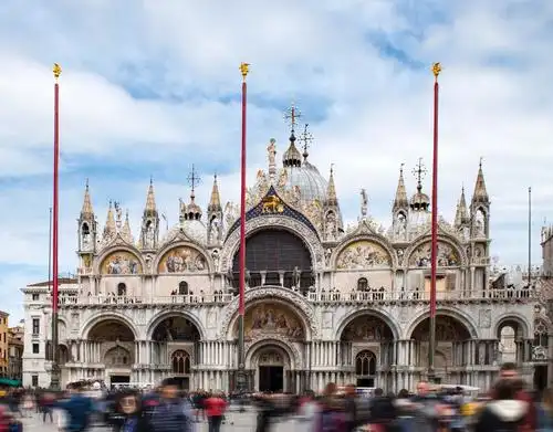 广场东面的圣马可教堂 采用拜占庭式建筑风格 结合了东西方建筑精华