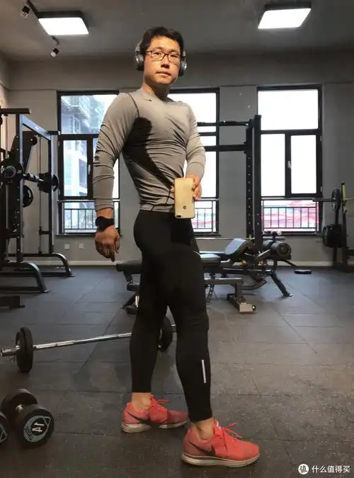 大学的时候,自己和朋友练过一段时间的健身房,但当时也是对健身常识不