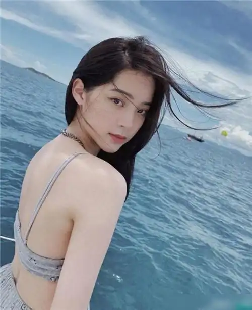 欧阳娜娜大方晒泳装照蚂蚁腰吸睛网友敢不敢拍正面