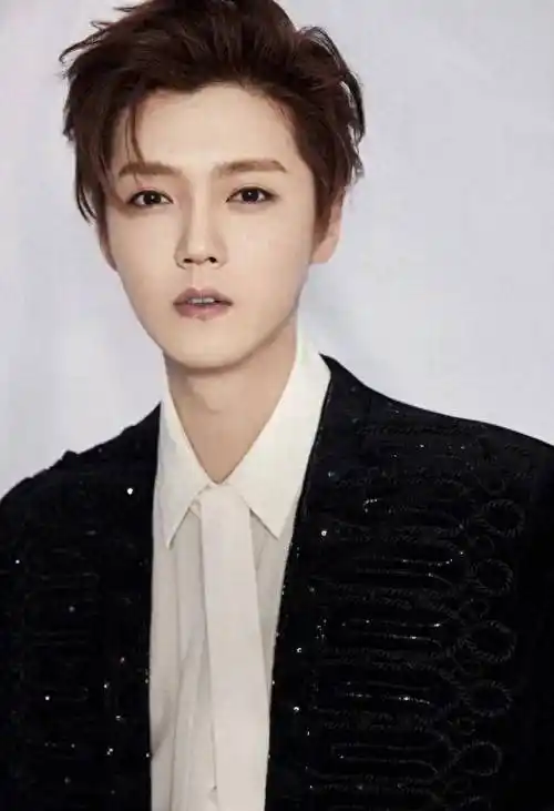 34岁鹿晗!沟壑纵横的脸庞!滤镜加持 秒变五官精致立体的帅气偶像