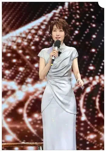 原创刘敏涛终于高调美一回,一袭改良旗袍裙 新发型亮相,闪耀又惊艳