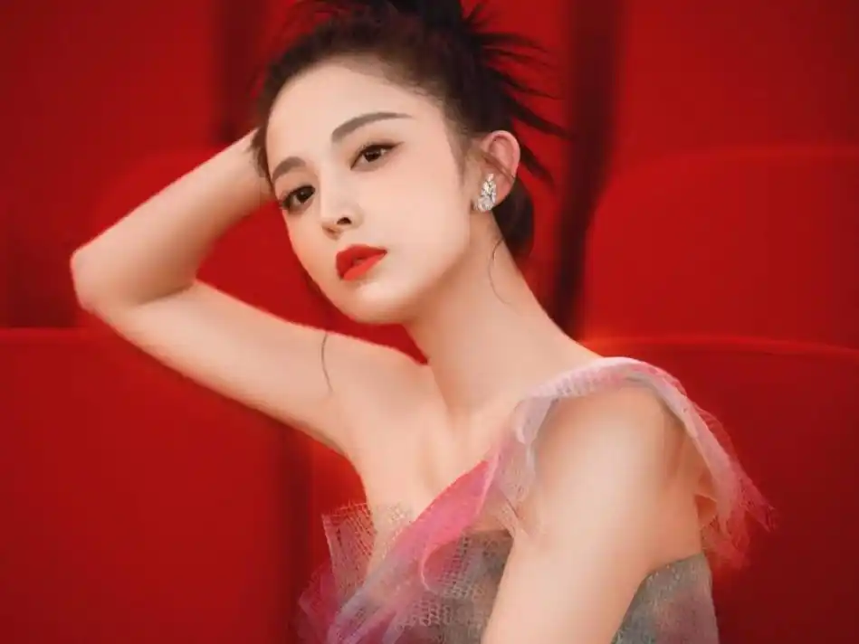 古力娜扎否认恋情 古力娜扎与新人演员秦亦铭一同逛农贸市场,两人一同