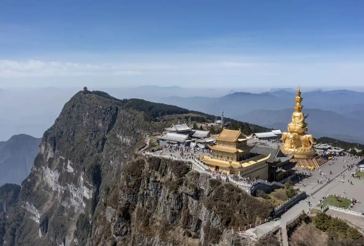 峨眉山有着悠久的历史和文化底蕴,这里是中国佛教的发源地之一,拥有