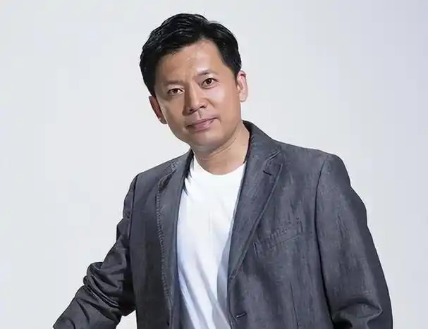 这是何政军第一次挑战反派角色,凭借着多年演戏经验.