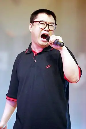 在谢东凭借笑脸上位之后,尹相杰也依法炮制,与另一名女歌手合作