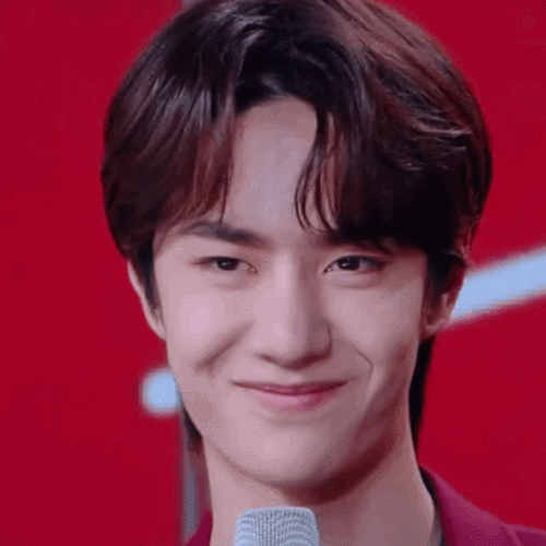 可不可以分享几张王一博笑起来很甜的图片