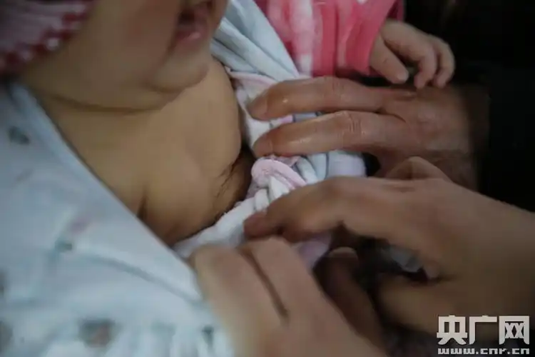 2015年4月1日,在西安市临潼区,女婴晶晶(化名)的双胸不仅稍微隆起