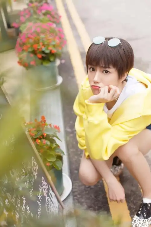 陈泇文曝夏日街拍 俏皮灵动活力满屏