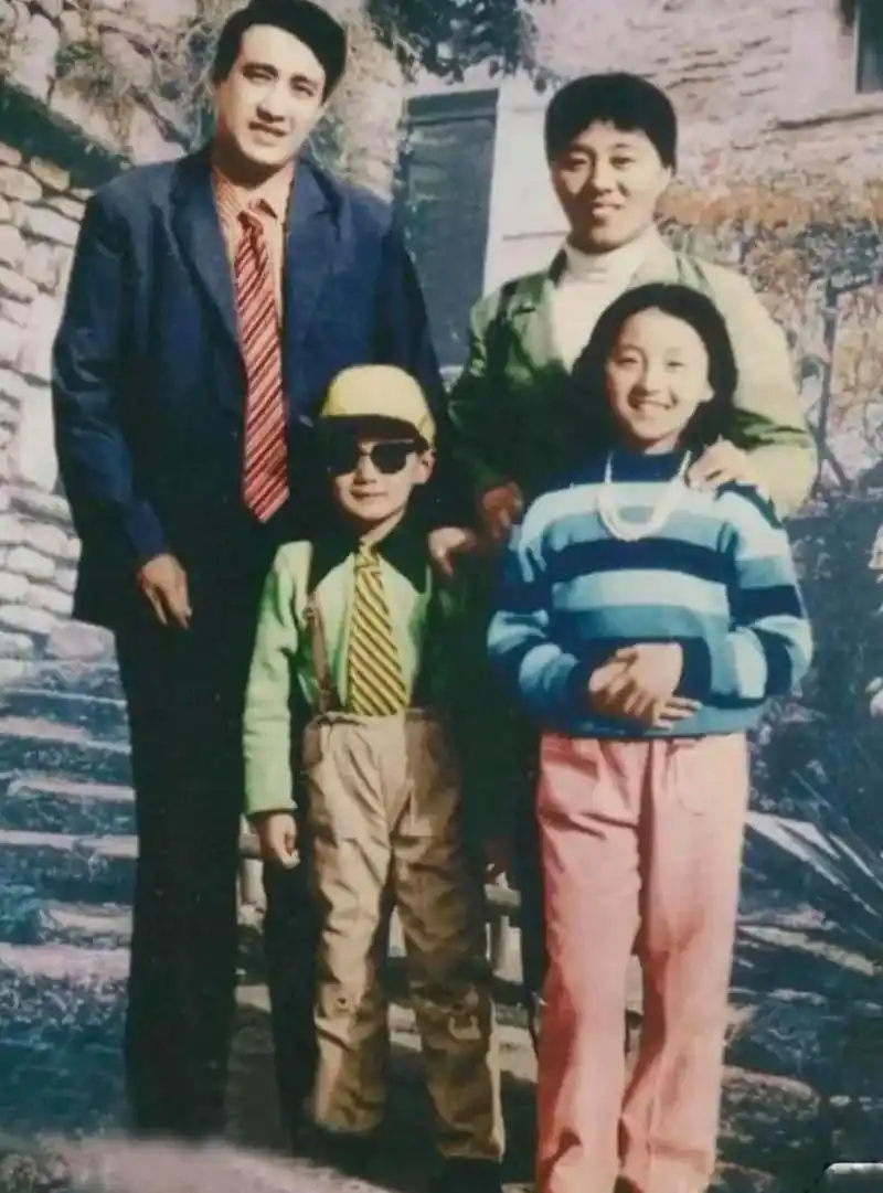佟大为小时候的照片中,他穿着背带裤,戴着墨镜,时尚而不失童真.