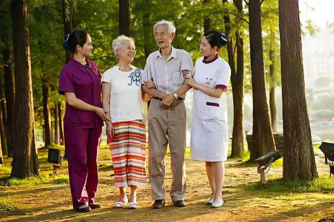 人到晚年,是住"养老院"还是跟孩子住?3位老人说出了心底话