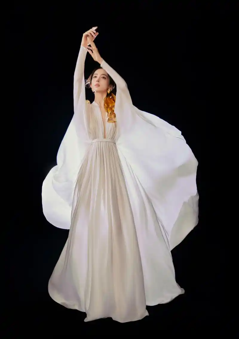 女明星# #时尚穿搭# 古力娜扎最新唯美造型,白色薄纱裙,若仙飘飘.