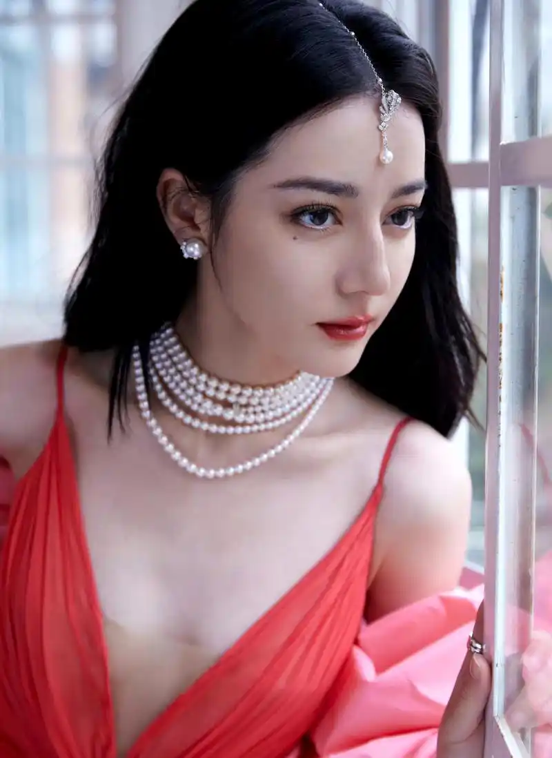 迪丽热巴微博之夜造型,一袭粉色深v吊带裙,性感华丽又甜美少女