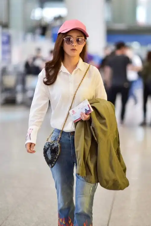 赵丽颖只穿白衬衫搭配牛仔裤,清纯似学生!