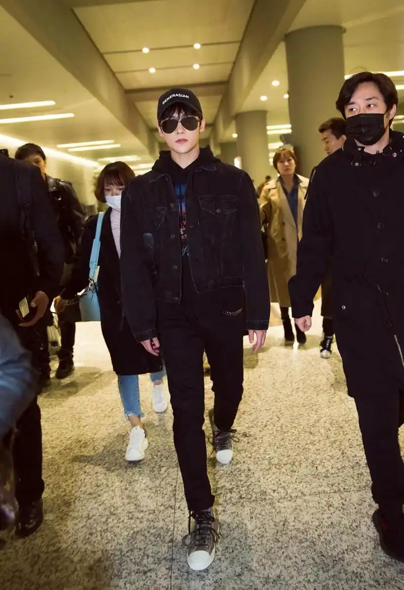 杨洋棒球帽配牛仔短搭 酷帅机场look_高清图集_新浪网