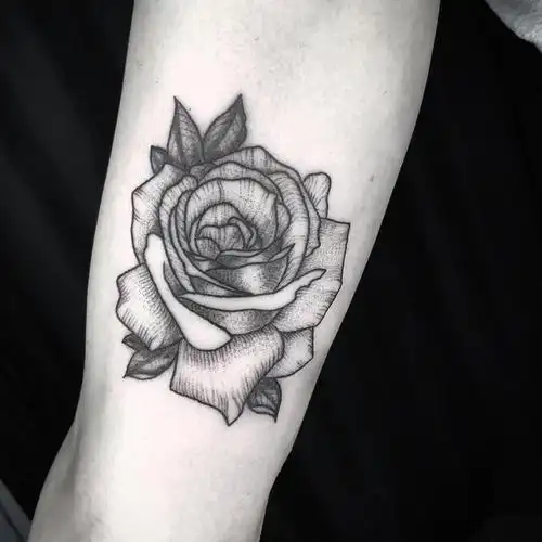 游先生大臂黑灰玫瑰纹身图案