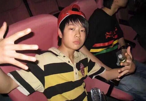 上两天又被质疑整容,更有网友爆出王一博小时候的照片,指王一博小时候