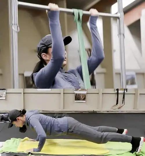 从这张照片中可以看到,无论是平板支撑还是身体朝上,刘亦菲都能应对