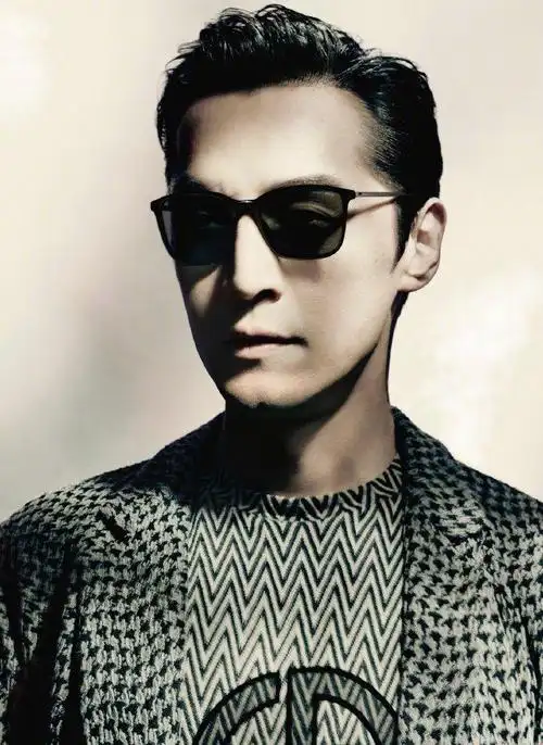 胡歌出镜演绎giorgio armani 2023秋冬系列大片__财经头条