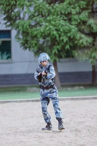 新浪娱乐讯 《真正男子汉》今天首播,在公众面前风光无限的明星,来到