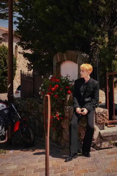 张艺兴晒了与林允儿合照