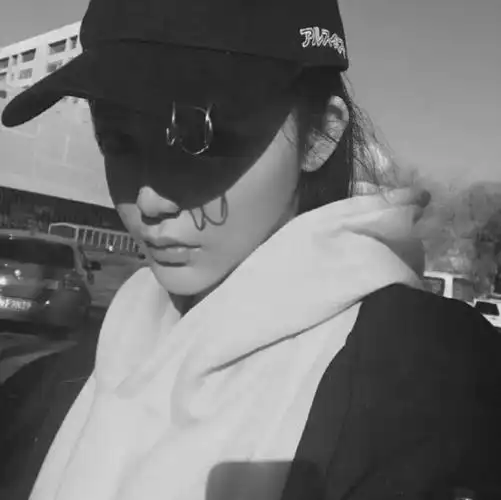有什么黑白色的女生头像,最好是带鸭舌帽遮住眼睛的