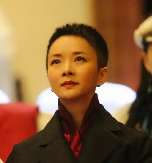 泼辣"李香秀"谢兰,一袭开叉旗袍温婉端庄,配上寸头短发好大气