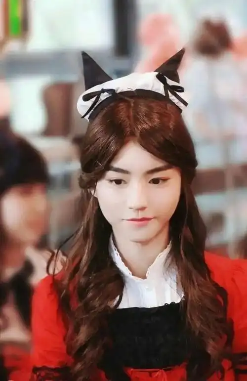 想不到女装的酷盖笑起来这么甜美,看到这笑容我恋爱了肖战的女装