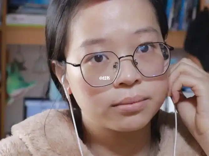 高度近视肿眼泡女孩变身校园白月光