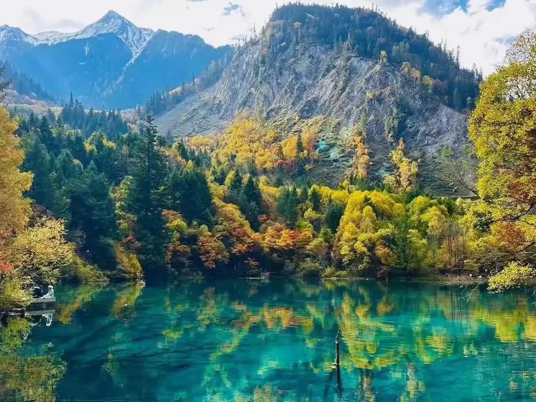 秋天的九寨沟,山水相映成趣,五彩斑斓,风景迷人.