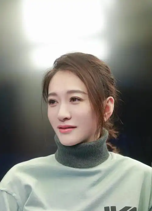 演员李小冉,感情一波三折,被富豪花5个亿求婚