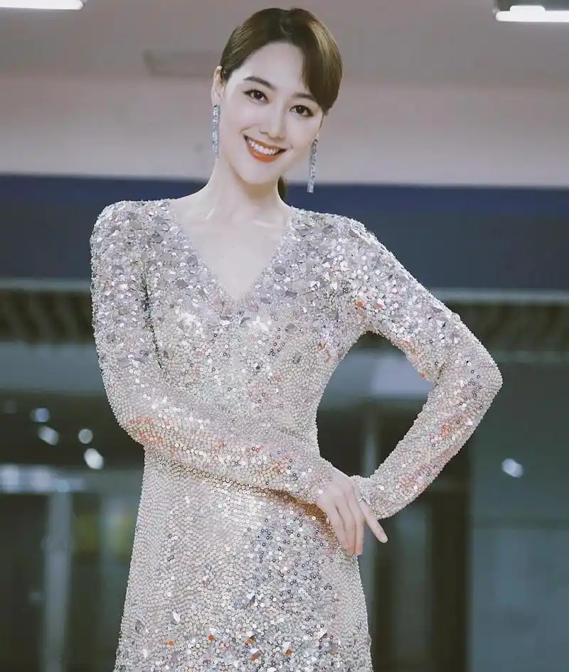 回顾王冠从上海走出的央视美女主持人男友在雾中迷路了