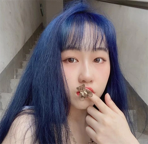 非常显白,而且掉色过程也极为完美,蓝色掉完你会发现头发只剩蓝灰色