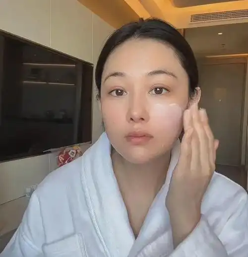 张馨予素颜录化妆视频,手比脸黑,假睫毛粘在杯子上被嘲太邋遢!