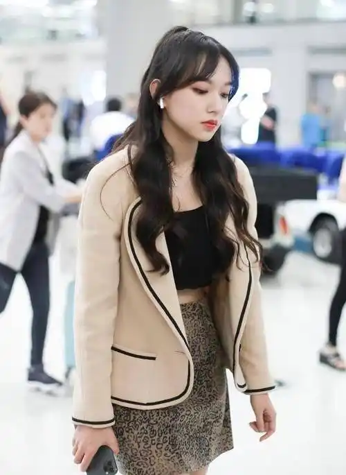 程潇不只是"奶潇",挑战"巴掌大"抹身材搭豹纹短裙,上下一起露