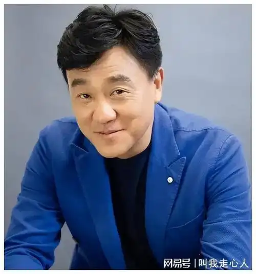 演员何冰为何结婚几十年0绯闻看看妻子是谁就知道了