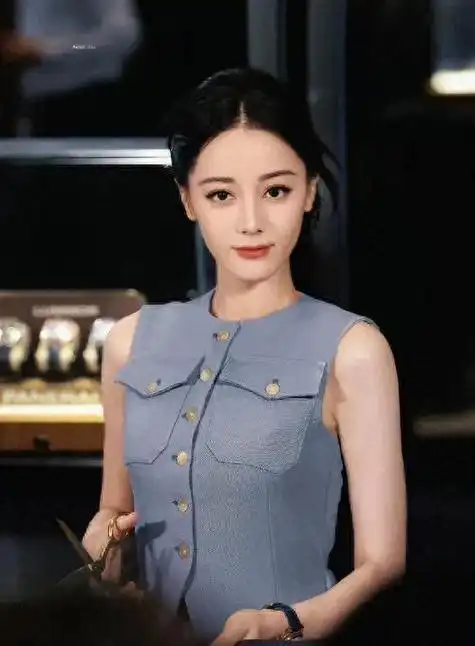 迪丽热巴曝大瓜国外产子被私家侦探闪拍孩子生父暴露了