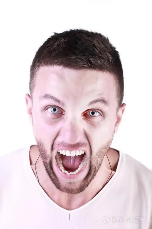 愤怒的尖叫声邪恶的脸愤怒的家伙