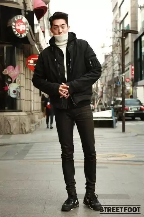 男生全身黑色系搭配干净利落又酷帅,掌握4个搭配技巧,避免沉闷感.
