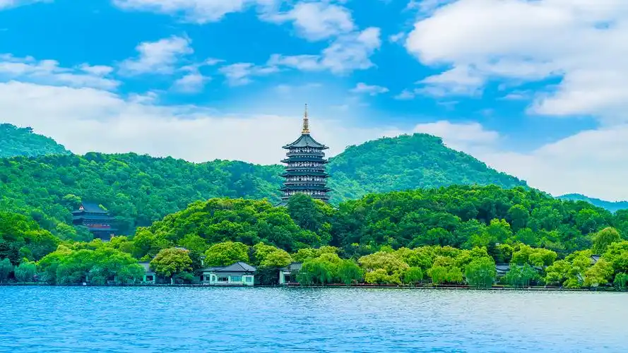 蓝天白云下美丽的西湖风光杭州西湖秀丽的风景